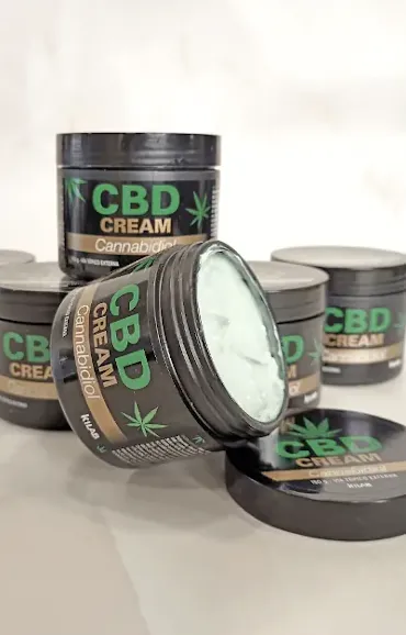 Potes de CBD CREAM, uno abierto con la crema a la vista